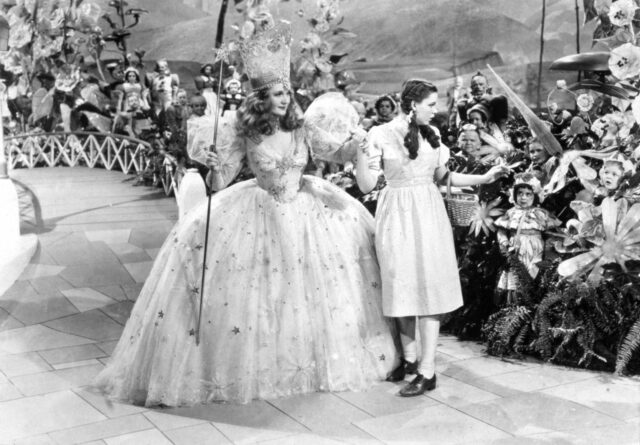 Billie Burke and Judy Garland as Glinda, the Good Witch of the North and Dorothy Gale in 'The Wizard of Oz'
