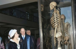 Queen Elizabeth standing in front of the "Irish Giant' skeleton.