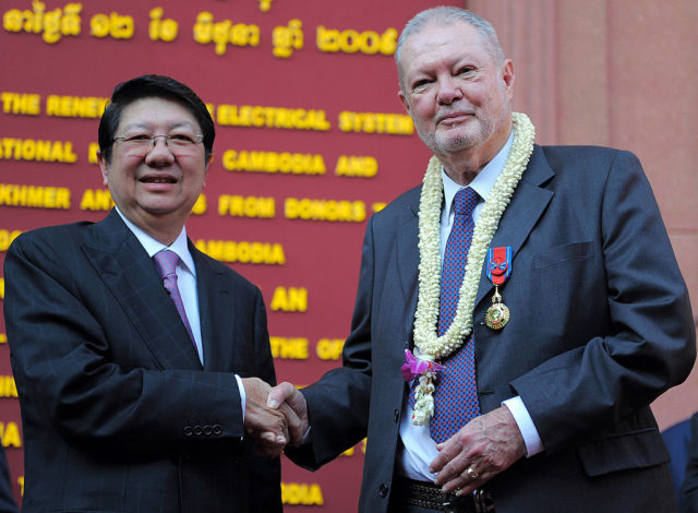 Sok An shaking hands with Douglas Latchford.