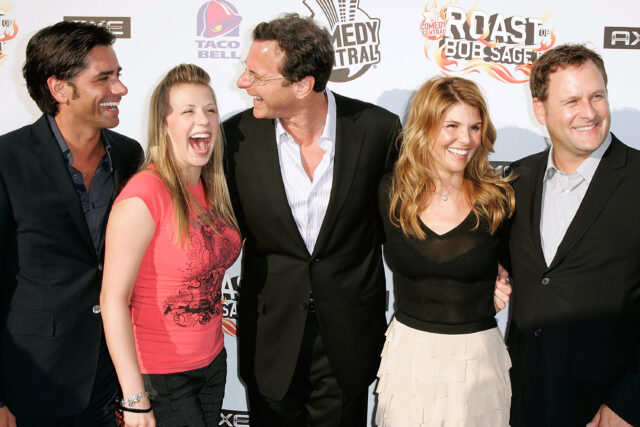 John Stamos, Jodie Sweeting, Bob Saget, Lori Loughlin, and Dave Coulier posing for a photo together.