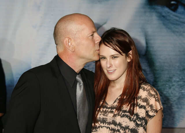 Bruce Willis kisses daughter Rumor in 2009