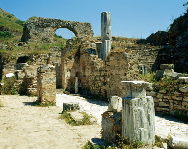 Ruined building with many pillars.