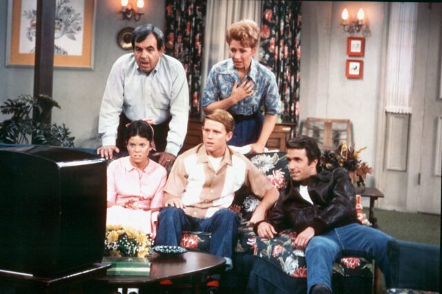 Henry Winkler, Ron Howard, Marion Ross, Tom Bosley, and Erin Moran in a publicity still from Happy Days. 