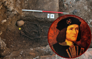 King Richard III's skeletal remains sticking out of the dirt + Portrait of King Richard III