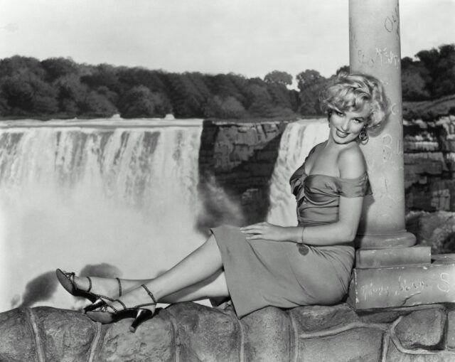 Marilyn Monroe in a promo shot for 'Niagara' against the backdrop of the Falls