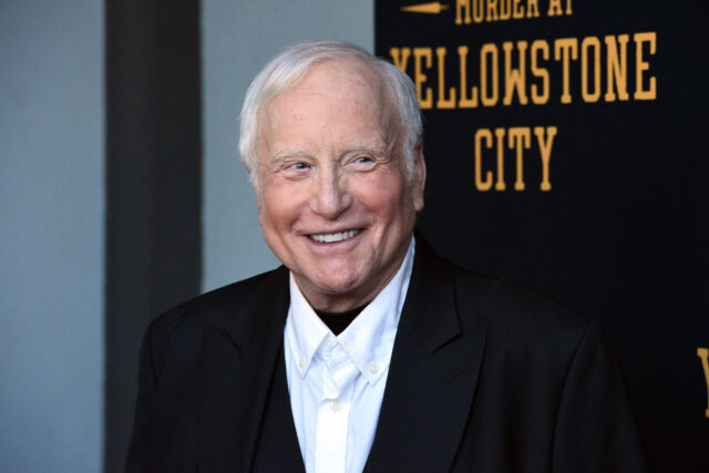 Headshot of Richard Dreyfuss smiling.