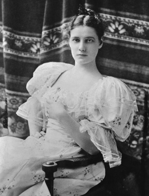 Formal portrait of Nellie Bly while in Mexico.