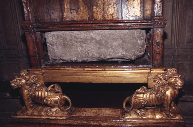A photo of the Stone of Destiny in position in the King's Chair at Westminster Abbey.