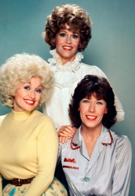 Jane Fonda, Lily Tomlin, and Dolly Parton posing for a photo.