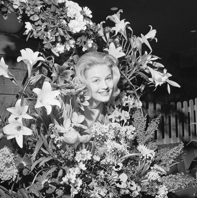 Diane Sawyer poses among a bunch of flowers as a freshman in college