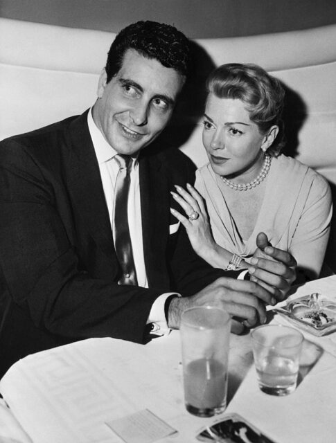 Johnny Stompanato and Lana Turner sitting at a restaurant booth