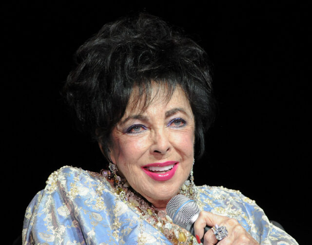 Headshot of an elderly Elizabeth Taylor.