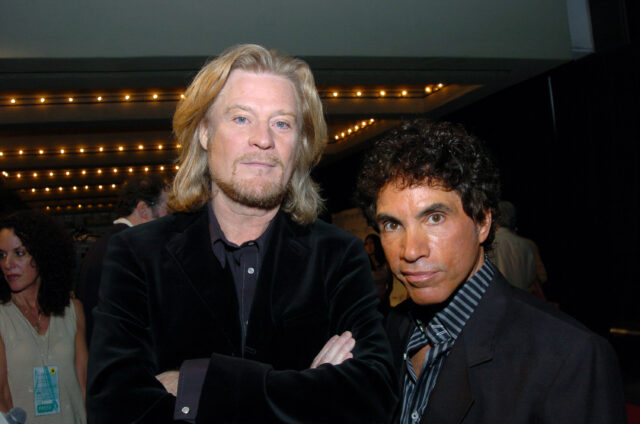 Photo of Daryl Hall and John Oates together.