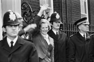 margaret thatcher waved while entering 10 downing street after winning election